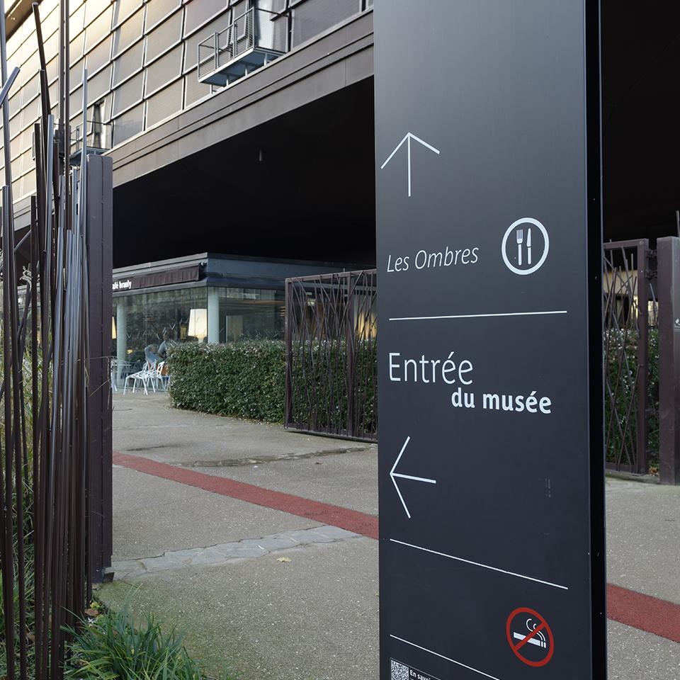 External directional panels by Visotec