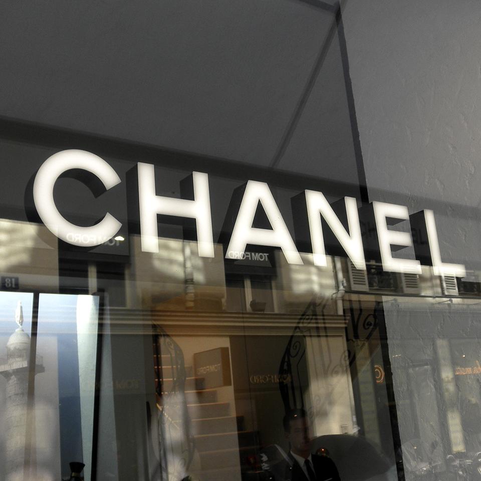 Bright lettering for signs by Visotec