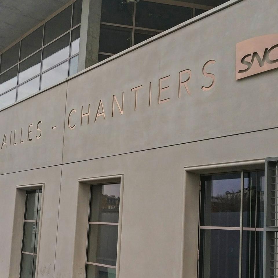 SNCF: Signage with multiple objectives in a busy location
