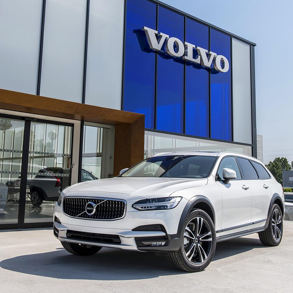 Signalétique defaçade de la concession Volvo par Visotec